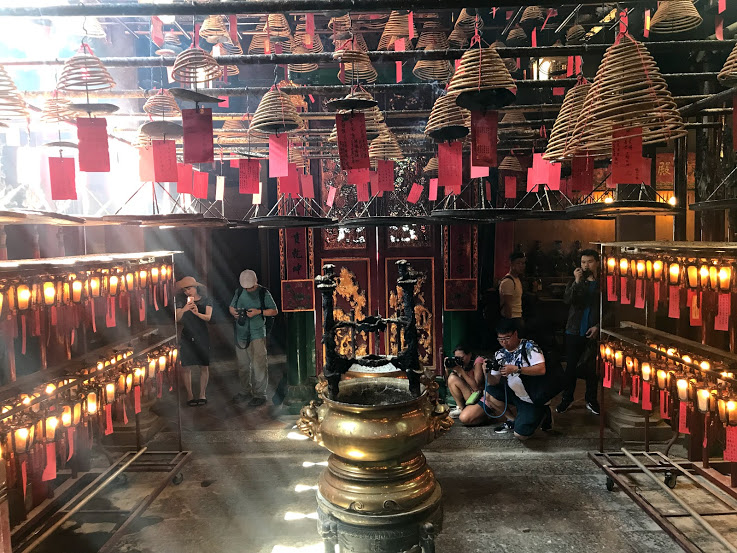 文武廟（Man Mo Temple）で有名なぐるぐるのお線香