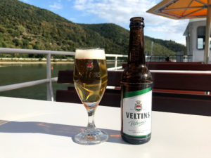 美味しいビールと美しいライン川の景色