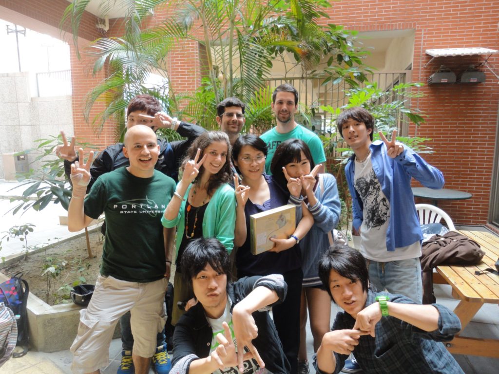 高雄の中山大学の中国語センターに留学してた頃の写真。左下が私。